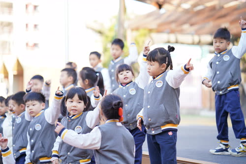 3月24日，中班时跳操的样子还是呆呆的
