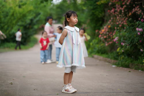 龙泉的那家摘樱桃，这是第二次去了吧。还记得是在玩什么吗 “老狼老狼几点了”