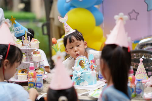 6月28日，今年的生日派对邀请了好多同学和朋友